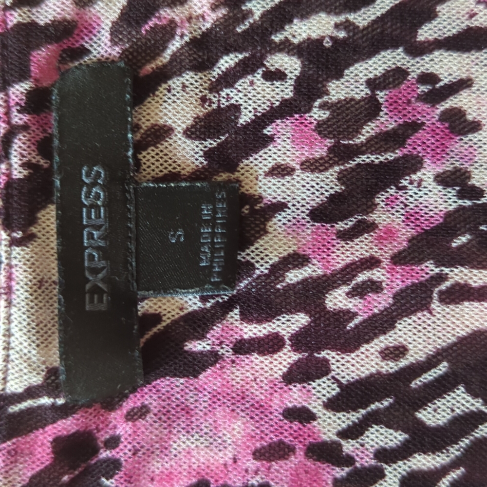 Express V-Neck - Picture 3 of 4
